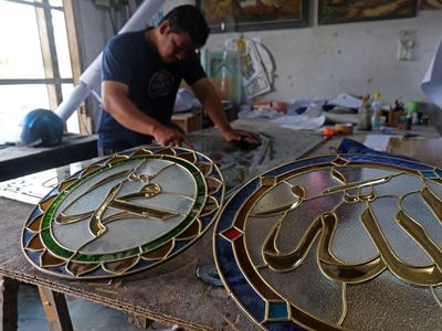 Ramadan Bawa Berkah Bagi Perajin Kaligrafi Kaca