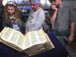 Kitab Ibrani Terlengkap dan Tertua Dipajang di Israel Sebelum Dilelang
