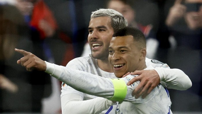 Soccer Football - UEFA Euro 2024 Qualifiers - Group B - France v Netherlands - Stade de France, Saint-Denis, France - March 24, 2023 Frances Kylian Mbappe celebrates scoring their third goal with Theo Hernandez REUTERS/Gonzalo Fuentes