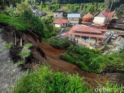 Toilet Masjid Dihantam Longsor di Sumbar, 2 Orang Tewas