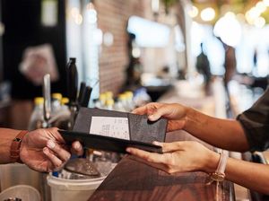 Makan Sampai Rp 10 Juta, Pelanggan Ini Dikritik karena Hanya Beri Tip Sedikit Makan Sampai Rp 10 Juta, Pelanggan Ini Dikritik karena Hanya Beri Tip Sedikit