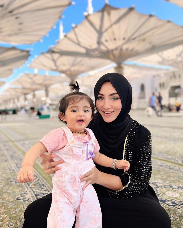 Margin Winaya dengan gamis hitam/Sumber: IG @marginw Margin Winaya dengan gamis hitam/Sumber: IG @marginw