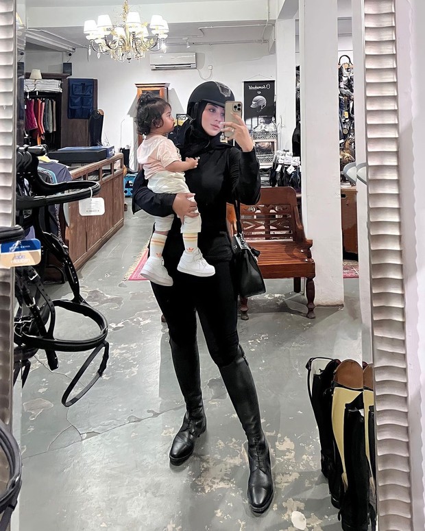 Margin Winaya dengan pakaian berkudanya/Sumber: IG @marginw Margin Winaya dengan pakaian berkudanya/Sumber: IG @marginw