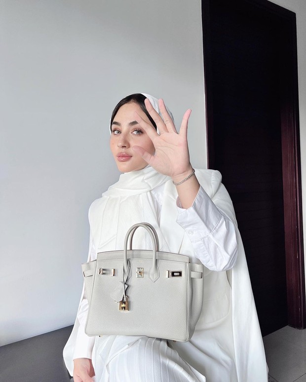 Margin Winaya dengan pakaian serba putih/Sumber: IG @marginw Margin Winaya dengan pakaian serba putih/Sumber: IG @marginw