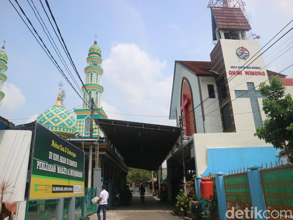 Inilah Kerukunan Beragama di Indonesia, Masjid dan Gereja Berbagi Kanopi