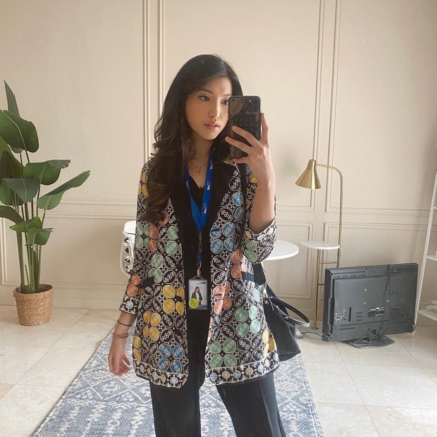 Mici dengan blazer batik/Sumber: IG @parramitha