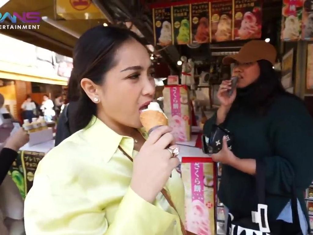 Nagita Slavina Kalap Jajan Sushi dan Es Krim di Tsukiji Market!