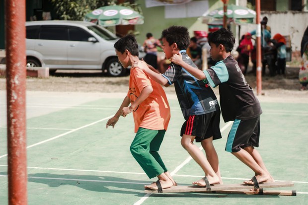 Anak-anak bermain