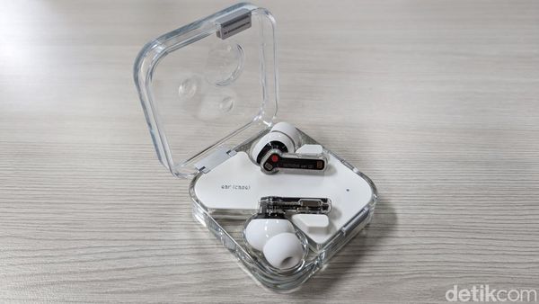 Unboxing Nothing Ear (2) yang Desainnya Familiar