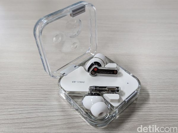 Unboxing Nothing Ear (2) yang Desainnya Familiar