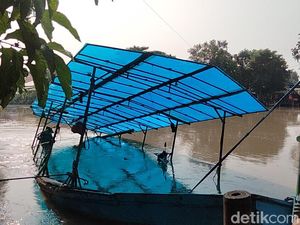 Perahu Tambang di Kemlaten Surabaya Tenggelam! Perahu Tambang di Kemlaten Surabaya Tenggelam!