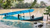 Penampakan Perahu Tambang Tenggelam di Sungai Brantas Kemlaten Surabaya