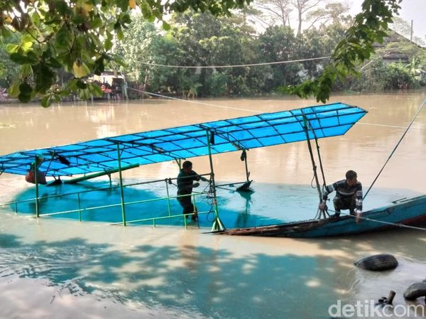 Penampakan Perahu Tambang Tenggelam di Sungai Brantas Kemlaten Surabaya