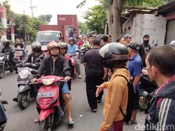 Insiden Perahu Tenggelam di Kemlaten Surabaya, Lalin Jalan Mastrip Macet