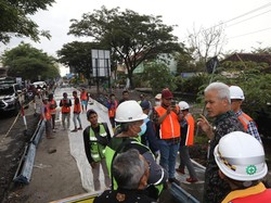 Respons Laporan, Ganjar Akan Perbaiki Jalan Rusak di Salatiga-Grobogan