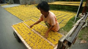 Permintaan Kerupuk Mie Meningkat di Tegal