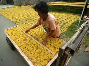 Permintaan Kerupuk Mie Meningkat di Tegal