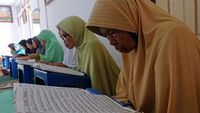 Melihat Semangat Santri Sepuh Ngaji di Masjid Agung Payaman