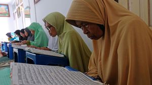 Melihat Semangat Santri Sepuh Ngaji di Masjid Agung Payaman