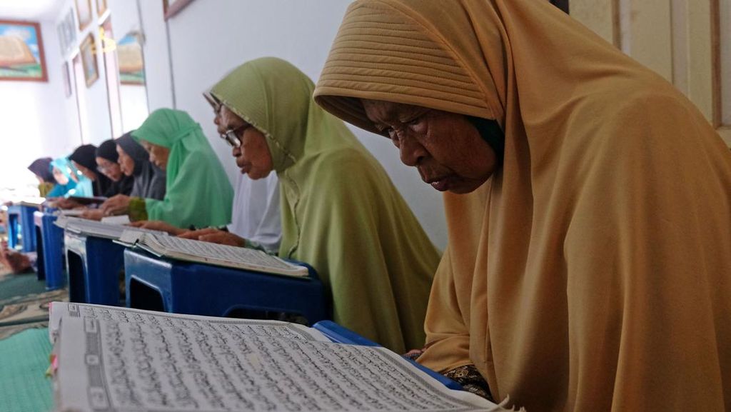 Melihat Semangat Santri Sepuh Ngaji di Masjid Agung Payaman Melihat Semangat Santri Sepuh Ngaji di Masjid Agung Payaman