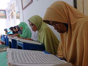 Melihat Semangat Santri Sepuh Ngaji di Masjid Agung Payaman