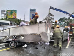 Suara Mengerikan Terdengar Sebelum Reklame Roboh Timpa Mobil-Motor