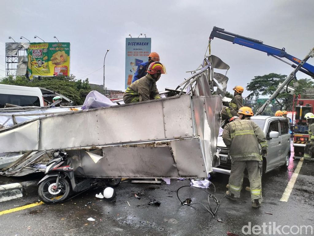 Polisi Selidiki Penyebab Ambruknya Papan Reklame di Bandung Polisi Selidiki Penyebab Ambruknya Papan Reklame di Bandung