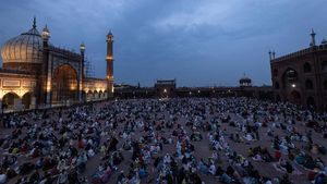 Potret Umat Islam Buka Bersama di Pelataran Masjid India