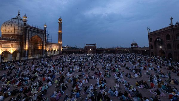 Potret Umat Islam Buka Bersama di Pelataran Masjid India
