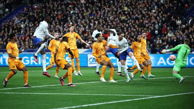Netherlands' goalkeeper Jasper Cillessen (R) controls the ball during the UEFA Euro 2024 qualification football match between France and Netherlands at the Stade de France in Saint-Denis, north of Paris, on March 24, 2023. (Photo by Anne-Christine POUJOULAT / AFP)