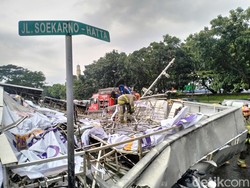 Papan Reklame Raksasa Roboh di Soekarno-Hatta Bandung, Timpa Mobil-Motor