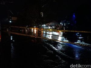 Sekeluarga di Kediri Terperosok Hanyut ke Selokan, Dua Anak Belum Ditemukan Sekeluarga di Kediri Terperosok Hanyut ke Selokan, Dua Anak Belum Ditemukan