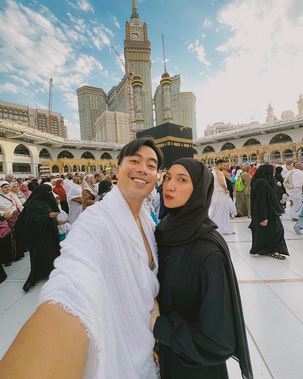 Sheila Dara dan Vidi Aldiano di Mekka/Sumber: IG @vidialdiano Sheila Dara dan Vidi Aldiano di Mekka/Sumber: IG @vidialdiano