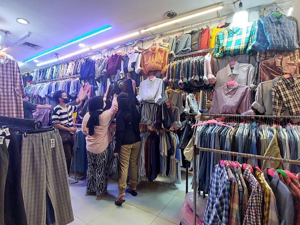 Impor Baju Bekas Dilarang, Pasar Senen Masih Ramai Dikunjungi Pembeli