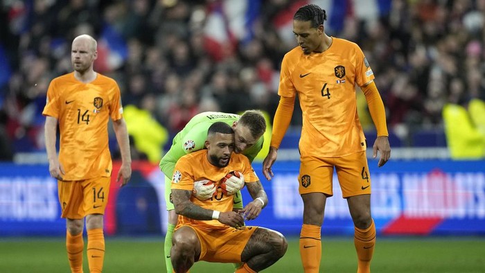 Netherlands Davy Klaassen, left, Netherlands goalkeeper Jasper Cillessen, Netherlands Memphis Depay, Netherlands Virgil van Dijk, right, react after the Euro 2024 group B qualifying soccer match between France and the Netherlands at the Stade de France in Saint Denis, outside Paris, France, Friday, March 24, 2023. (AP Photo/Christophe Ena)