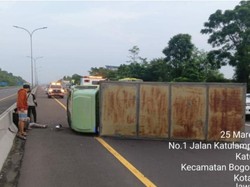 Truk Terguling di Tol Jagorawi Arah Bogor gegara Ban Pecah