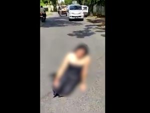 Heboh Wanita Kemben Hitam Salat di Tengah Jalan Medan Bikin Macet