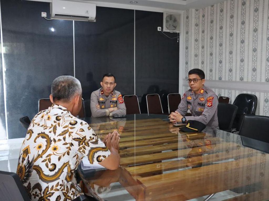 Warga Adukan Pungli di Jalur Alternatif Puncak Bogor, Polisi Turun Tangan Warga Adukan Pungli di Jalur Alternatif Puncak Bogor, Polisi Turun Tangan