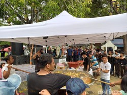 Merapat! Chef Arnold-Bobon Santoso Bagikan Takjil di Balkot Solo Sore Ini