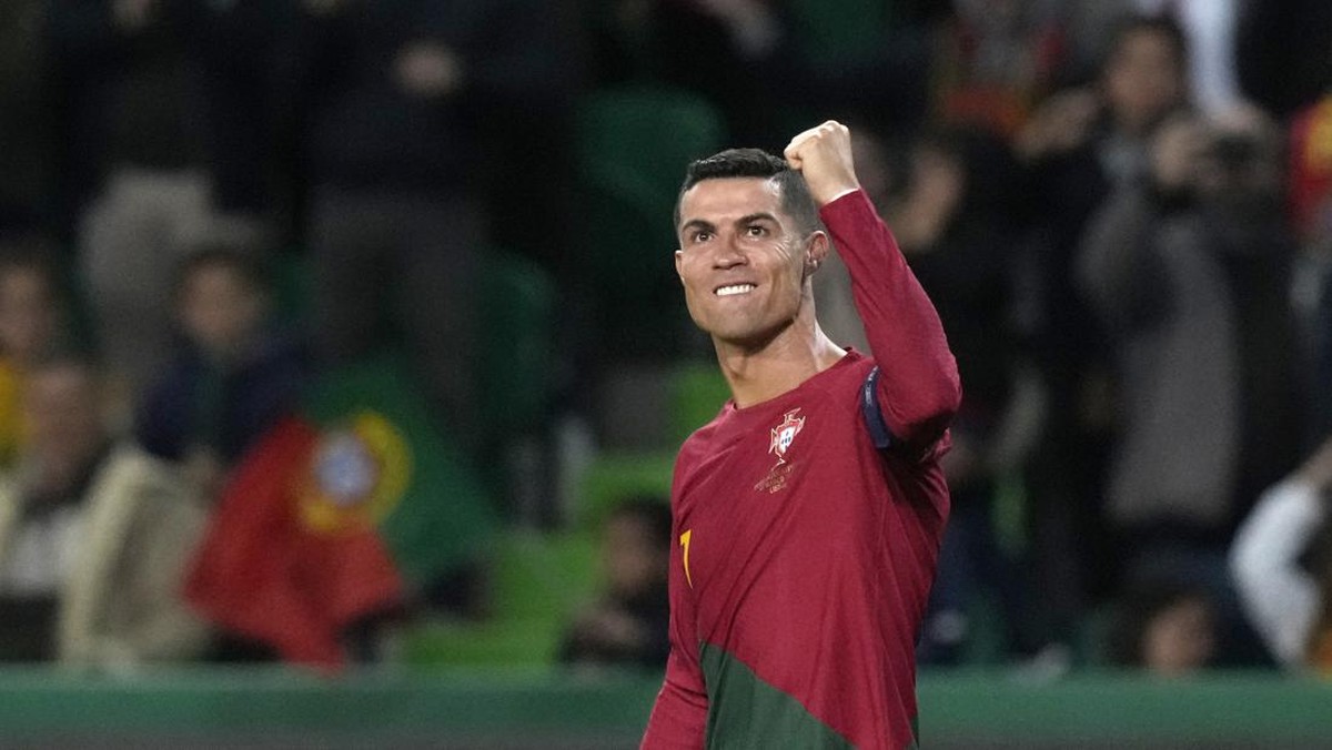 Cristiano Ronaldo sudah cetak lebih dari 100 gol di 3 dekade berbeda. (Foto: AP/Armando Franca)
