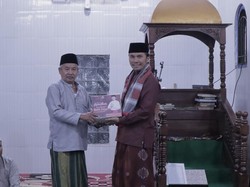 Safari Ramadan, Ketua DPRD Jambi Serahkan Al-Quran-Santunan Anak Yatim