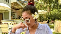 Gaya Grece Okta, Aspri Hotman Paris Ke-109 Saat Makan di Bali hingga Jakarta