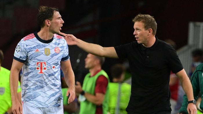 Bayern Munichs German head coach Julian Nagelsmann (R) speaks to Bayern Munichs German midfielder Leon Goretzka during the UEFA Champions League first round group E football match between Barcelona and Bayern Munich at the Camp Nou stadium in Barcelona on September 14, 2021. (Photo by LLUIS GENE / AFP)