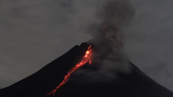 Gunung Merapi Menyala Kembali di Minggu Pagi