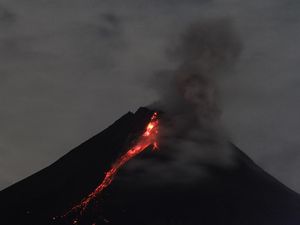 Gunung Merapi Menyala Kembali di Minggu Pagi