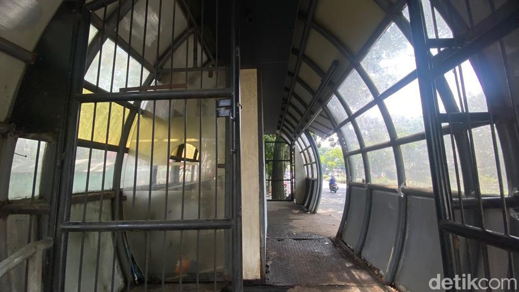 Halte Kapsul di Bandung Terbengkalai dan Bau Pesing Halte Kapsul di Bandung Terbengkalai dan Bau Pesing