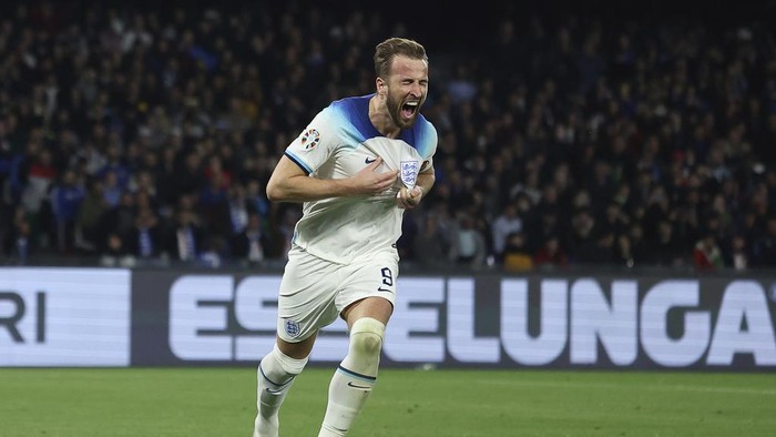 Englands Harry Kane celebrates after scoring his sides second goal during the Euro 2024 group C qualifying soccer match between Italy and England at the Diego Armando Maradona stadium in Naples, Italy, Thursday, March 23, 2023. (Alessandro Garofalo/Lapresse via AP)