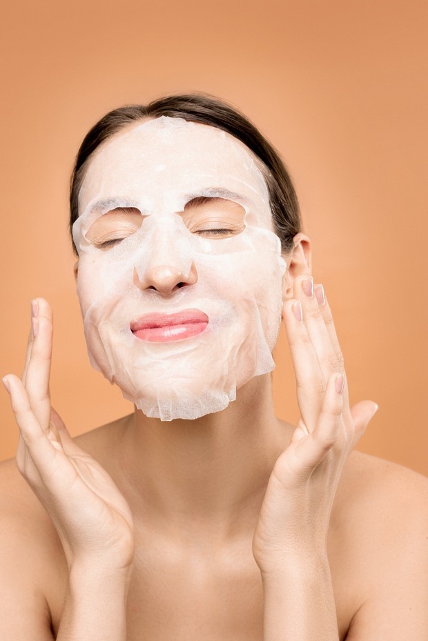 Ilustrasi perempuan memakai peel off mask untuk mencegah kulit kusam/Foto: Pexels/shiny diamond