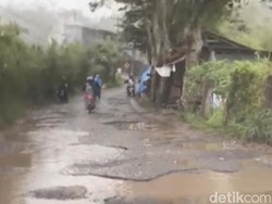 Tolong! Jalan Dago Giri Bandung Rusak Parah