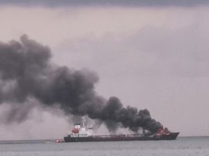 Kapal Pengangkut BBM Pertamina Terbakar, 3 ABK Dilaporkan Tewas Kapal Pengangkut BBM Pertamina Terbakar, 3 ABK Dilaporkan Tewas